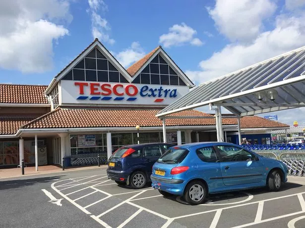 Llanelli ، المملكة المتحدة: 14 يونيو 2018: المدخل الرئيسي ل Tesco Superstore Extra Superstore. تتيح مساحات وقوف السيارات المعوقة الوصول بسهولة إلى المتجر. تيسكو هي أكبر سلسلة سوبر ماركت في المملكة المتحدة.