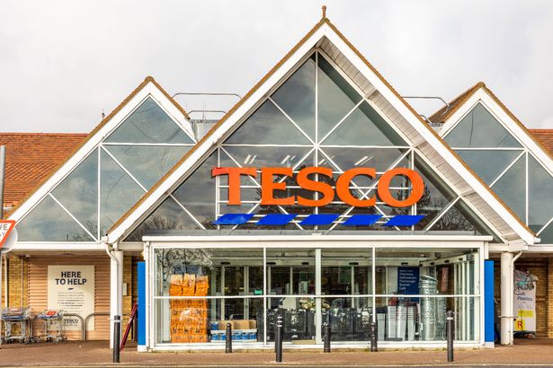 Tesco Supermarket في Potters Bar من حديقة السيارة الأمامية. أطلق النار 3 نوفمبر 2022.