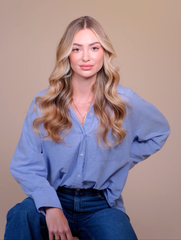 يرتدي Zoe مؤسسة Airbrush الجديدة من Charlotte لتصوير