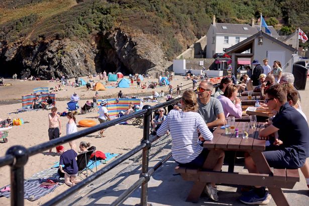 حديقة بيرة Pentre Arms تطل على Llangrannog Beach