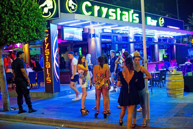 شريط Magaluf ، الذي كان محبوبًا من قبل البريطانيين ، يرى شعبيته يتعثر