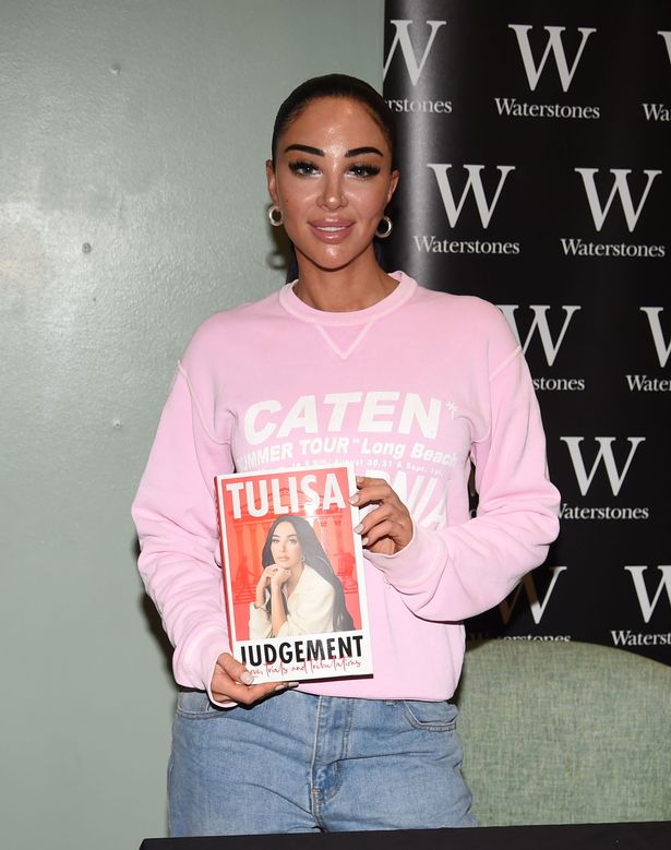 Tulisa Contostavlos تحمل كتابها الجديد ، الحكم