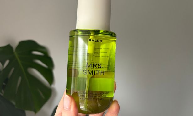 لورا التي تحمل Phlur Mrs Smith Body Mist