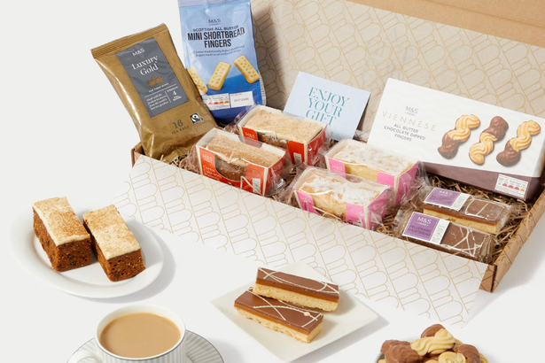 داخل مجموعة هدايا مربع شاي M & S بعد الظهر