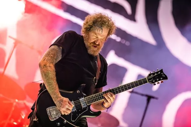 برنت هيندز من Mastodon على خشبة المسرح مع الغيتار في عام 2023.