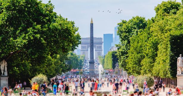 منظر عن Obelisque de Louxor ، Place de la Concorde و Arc de Triomphe من Jardin des Tuileries ، باريس ، فرنسا. الصورة التي التقطت في الهواء الطلق ، وضح النهار.