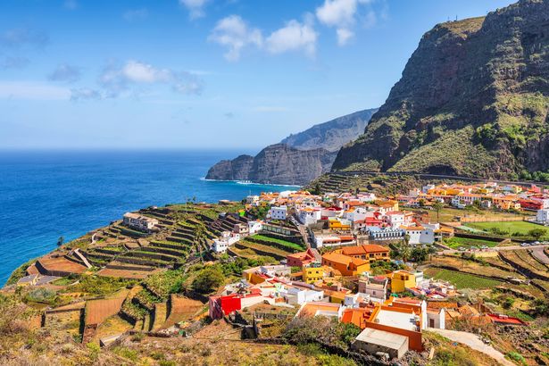 يقع Agulo على الساحل الشمالي لجزيرة La Gomera في مقاطعة سانتا كروز دي تينيريفي من جزر الكناري. يقع على بعد 13 كم شمال غرب العاصمة سان سيباستيان دي لا جوميرا.