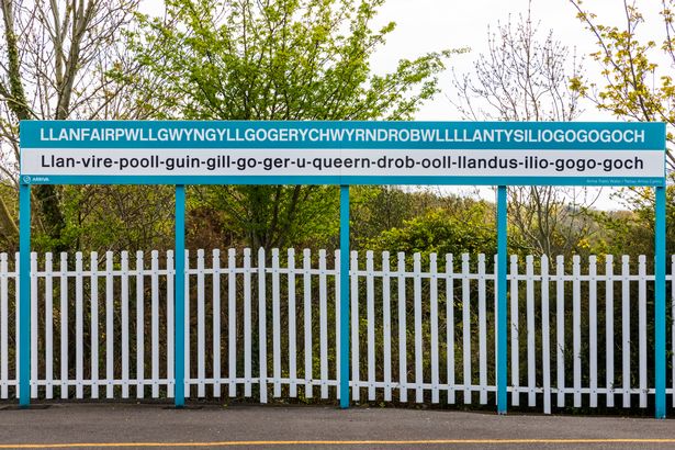علامة في LlanfairpwllgwyngyllgogerychwyrndrobwlllantsiliogogoGoch منصة قطار