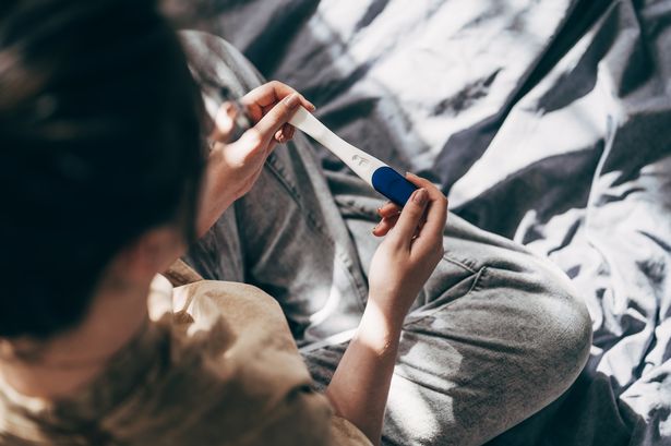 امرأة تبحث في اختبار الحمل