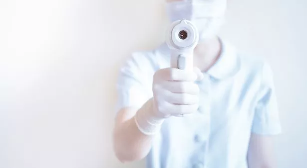 صورة لامرأة تفحص الفيروس 
