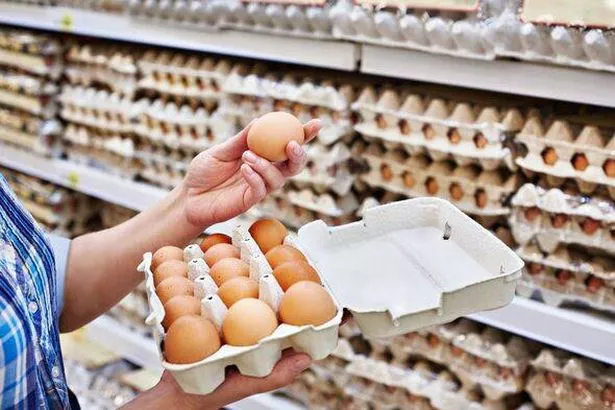 المرأة التي تختار البيض في سوبر ماركت