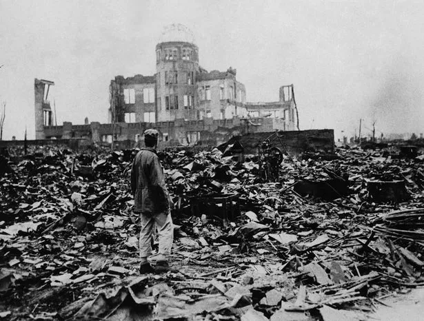 أنقاض هيروشيما في عام 1945 بعد إسقاط القنبلة