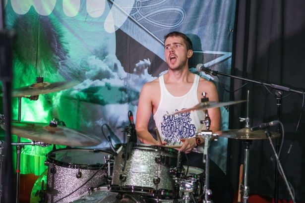 قامت Gareth Pierce Drummer Pix بتزويد Survivalists ، وهي فرقة ما بعد الحدود من عام 2012.