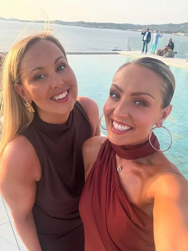 استمتعت إيمي بوقاء مع أختها التوأم بيكي