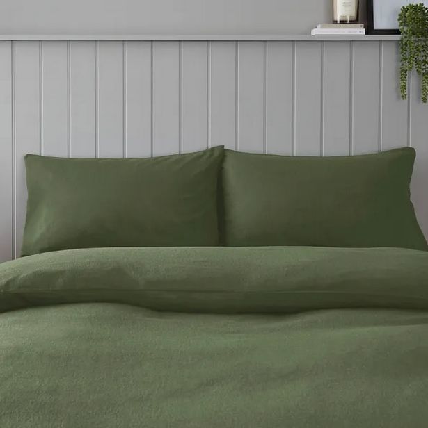 مجموعة الفراش Dunelm باللون الأخضر