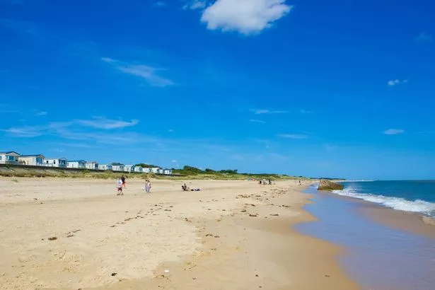 صورة للشاطئ الفارغ تقريبًا في Caister-On-Sea في يوم مشمس