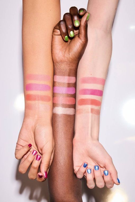 ظلال Rimmel على أذرع النموذج