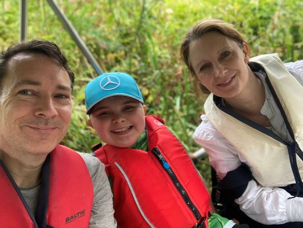 Garry (Dad) ، Chantal (Mum) و Jenson في Cotswold Boatmobility القوارب المتاحة كجزء من Superhero في Home Challenge 2024