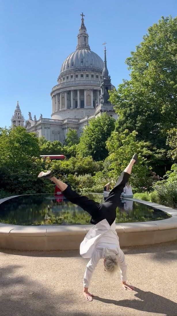 Lucy Cartwheeling في حديقة التأمل بالقرب من كاتدرائية القديس بولس