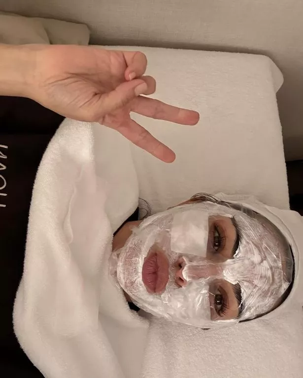 كيم كارداشيان مع عجينة بيضاء على وجهها