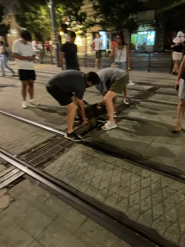 مزق الشغبون حجارة الرصف وكسروا المنصات للأسلحة المضادة للشرطة