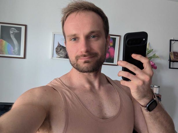 توم باستخدام Pixel 9 Pro ل selfie