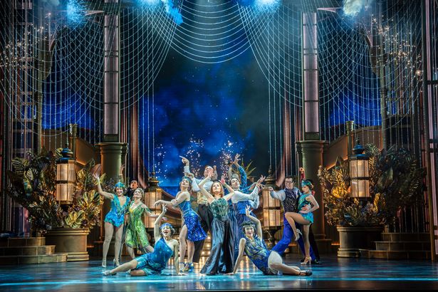 Amber Davies و West End Company of Great Gatsby Musical.