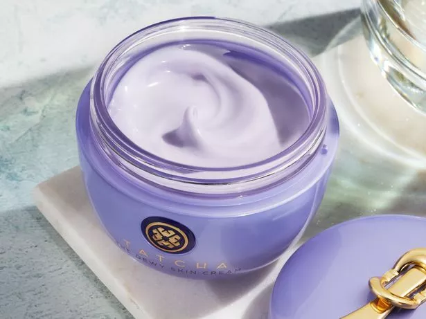 Tatcha's The Dewy Skin Cream هو مفضل طويل الأمد لخبراء الجمال وعشاق العناية بالبشرة
