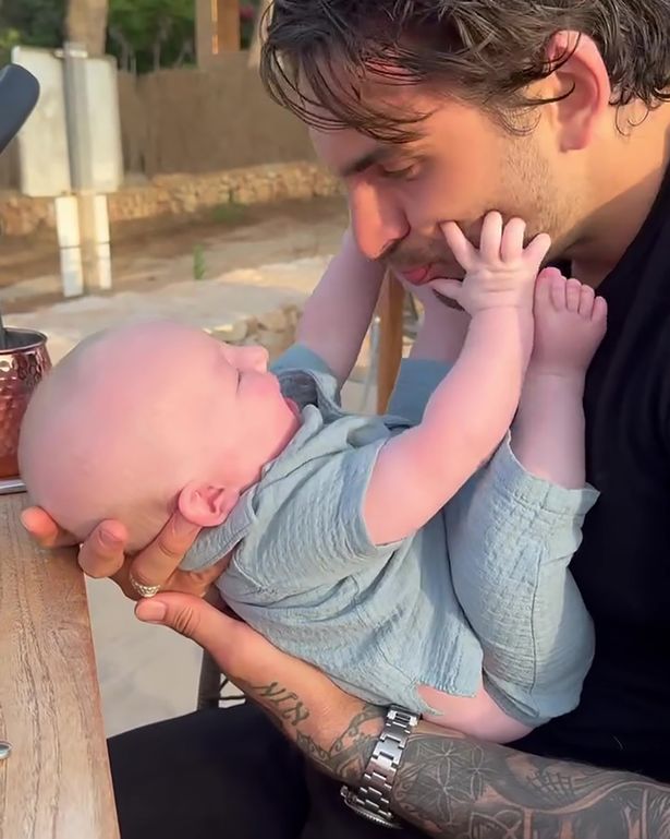 آدم مع الابن ليو