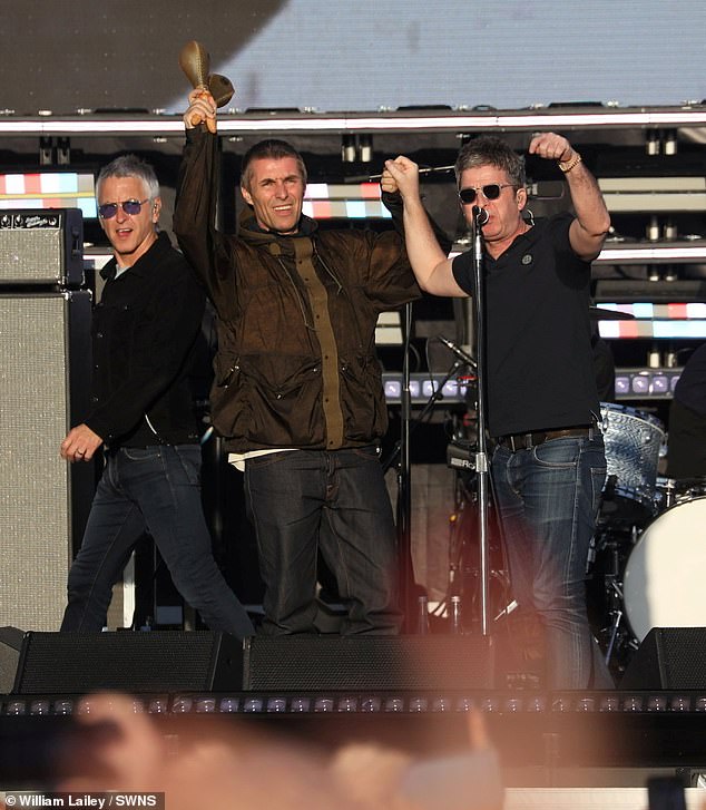 ومن المتوقع أن يتم بيع Oasis Live '25 World Tour على الفور - على الرغم من أن التذاكر التي تصل إلى أسعار مذهلة - حيث كان من المتوقع أن يكسب Gallaghers أكثر من 50 مليون جنيه إسترليني لكل تذاكر وحده (في الصورة الشهر الماضي)