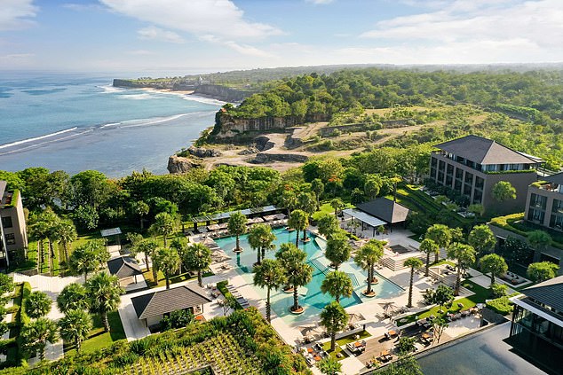 على الرغم من الإقامة في غرفة عرض البحر الضخمة في Radisson Blu ، قرر فندق من فئة الخمس نجوم (في الصورة) زوي وزوجها المغادرة