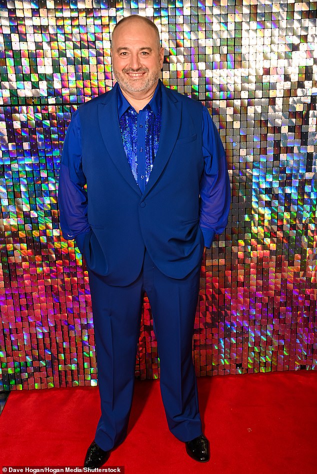 في مكان آخر ، تم غمر العرض في أزمة بعد أن قام مغني الأوبرا الويلزي وين إيفانز بمزحة مثيرة للجدل خلال فترة الاستعداد للجولة الصارمة في يناير