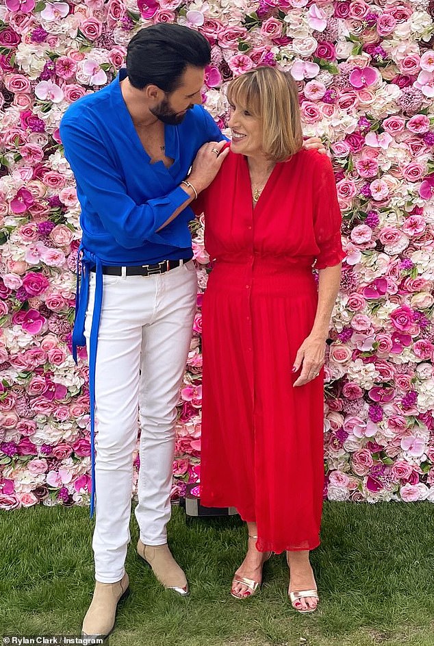 شاركت Rylan Clark تكريمًا رائعًا لأمه ليندا حيث بلغت 73 عامًا وتحديث المعجبين على صحتها على Instagram يوم الأحد