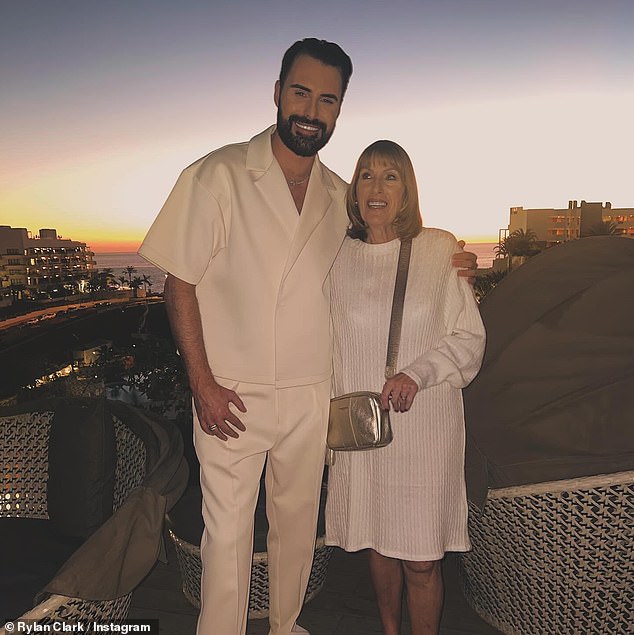 عند نقله إلى Instagram يوم الأحد ، شاركت Rylan مجموعة من اللقطات من والدته للاحتفال بعيد ميلادها وكشفت أنها خرجت من المستشفى