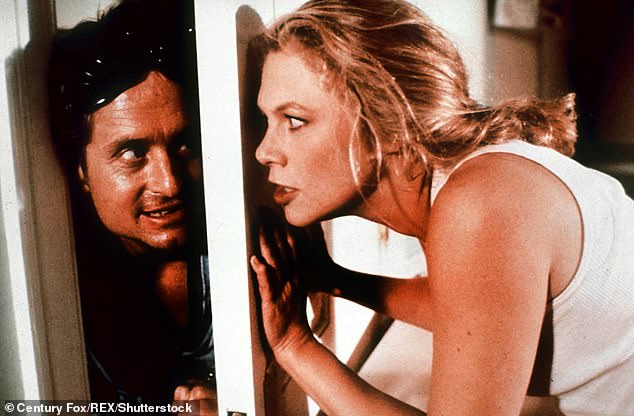 تم توجيه نسخة عام 1989 من قبل داني ديفيتو (مايكل دوغلاس وكاثلين تيرنر في الصورة)