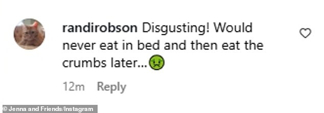 على حساب Jenna & Friends Instagram ، كان المستخدمون مرعوبون مثل @Randirobson الذي علق مع رموز تعبيرية غثيان: 'مثير للاشمئزاز! لن تأكل في السرير ثم أكل الفتات لاحقًا