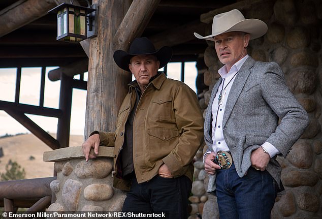 في وقت سابق ماكدونو ادعى رفضه تقبيل النساء بخلاف زوجته كان موتًا لمسيرته في هوليوود ؛ في الصورة مع كيفن كوستنر على يلوستون في عام 2019