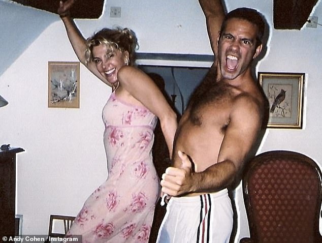 صادف أن يكون المضيف آندي كوهين (ص) 