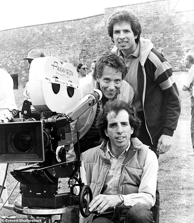 في الصورة ، من الأعلى إلى الأسفل: الكوميديا الثلاثي ديفيد زوكر وجيم أبراهامز وجيري زوكر في مجموعة 