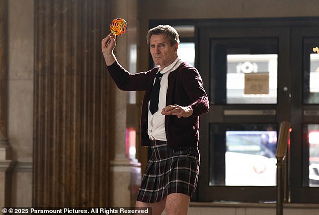 انتقد Zucker إصدار 2025 للالتزام بنفس الصيغة القديمة ، مع الكمامات المماثلة مثل الدفعة الأولى (Neeson في تصوير في مشهد)