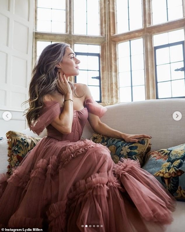 كومة Cotswolds Country Country الخاصة بها بقيمة 2 ملايين جنيه إسترليني ، مع مطبخ في الهواء الطلق وغرف الملابس ، بالطبع لديها حساب Instagram المخصص الخاص به