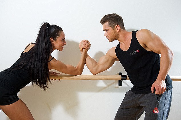 أجرى ليديا وعلي مقابلة مع البريد ، البالغ من العمر 27 عامًا في ذلك الوقت ، عنوان: 'هل هذا الزوجان الأليئة في بريطانيا؟ قابل الشركاء الذين يأكلون وينامون ويتدرون معًا كل يوم