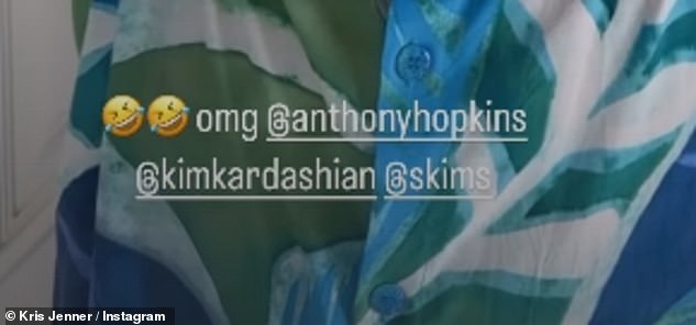 كريس صعد مع اثنين من الرموز التعبيرية الصب