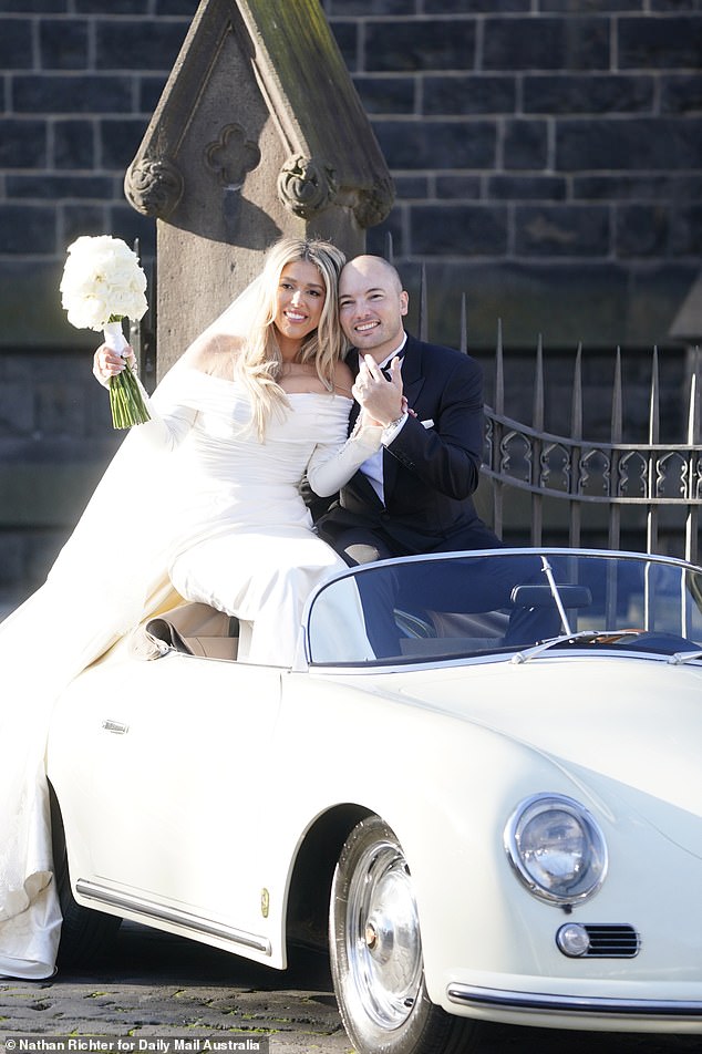 بريدجيت ، الذي تزوج من جوشوا في عام 2023 في حفل ملبورن الفخم ، تم نشره في Instagram يوم الأحد مع عدد كبير من صور شخصية. لاحظ المشجعون ذوو العينين أن رائد الأعمال لم يكن لديه زفافها أو خواتم الخطبة في الصور