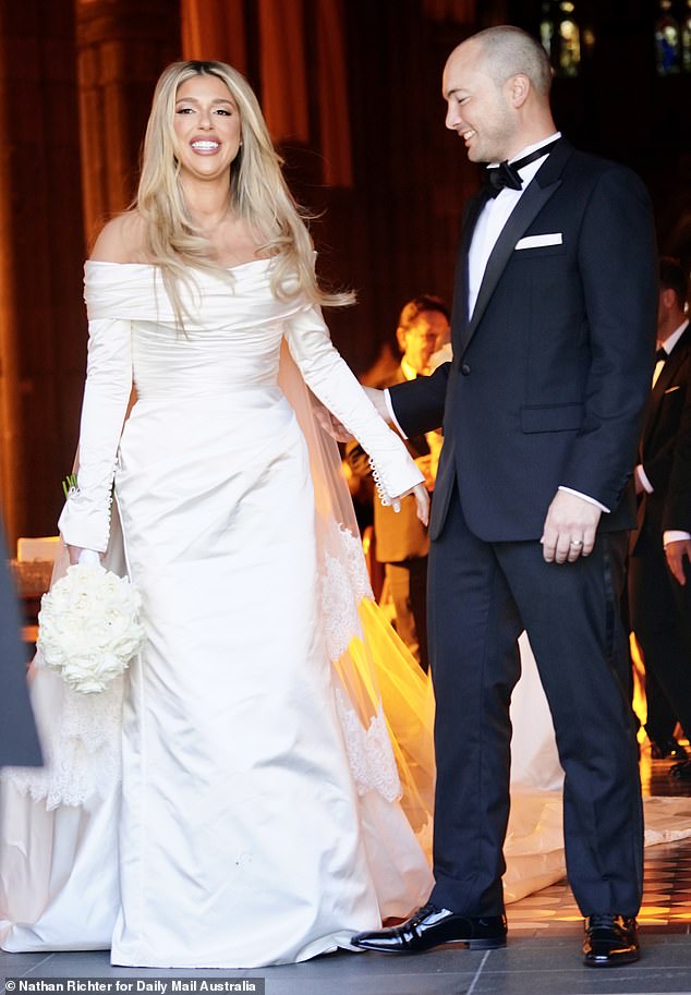 انتقلت مؤسس Booby Tape إلى وسائل التواصل الاجتماعي يوم الاثنين لتأكيد التقارير الإخبارية السابقة بأنها انفصلت عن شريكها بعد عامين من الزواج. في الصورة: بريدجيت وبعدها السابق في يوم زفافهما في أبريل 2023