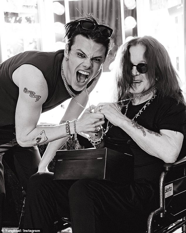 تأتي لقطات عيد الميلاد بعد أن شارك Yungblud صورة لهدية Ozzy Osbourne أعطاه قبل وفاته مباشرة