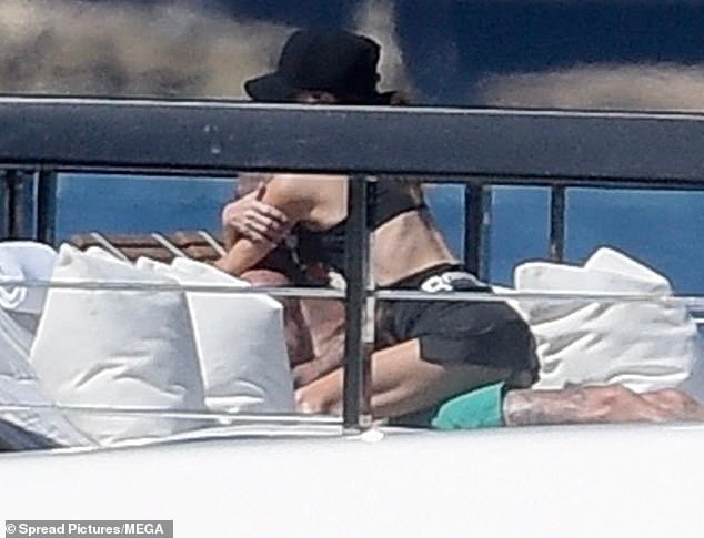 نظرت Posh و Becks إلى الحب طوال هذه السنوات بعد أن شوهدت وهي تتجول في قطعة كبيرة من القميص على سطح السفينة
