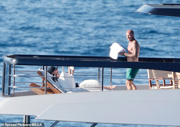 تم تداول Posh و Becks في يخت 5 ملايين جنيه إسترليني للسفينة الأكبر بكثير العام الماضي ، وتم تصويرها على الإبحار حول ميامي