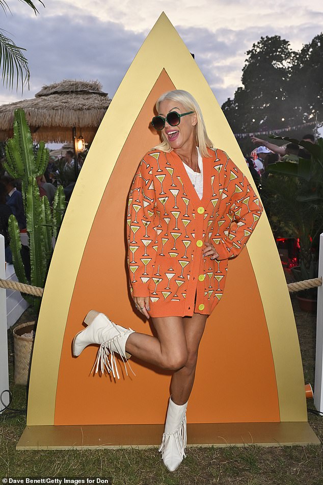 قدم مقدم العرض ، 51 عامًا ، عرضًا على سقوط في كارديجان برتقالي ملتوي يضم تصميمًا فنيًا مارتيني