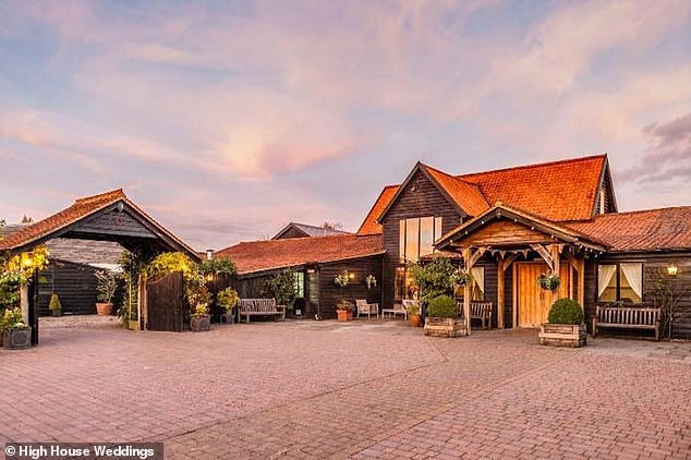 شاركوا مجموعة من الصور الفوتوغرافية المحبوبة من يوم زفافهم في The Lavish High House في Essex (في الصورة) ، حيث يمكن أن تكلف حفلات الزفاف من 10،995 جنيهًا إسترلينيًا إلى 38،995 جنيهًا إسترلينيًا